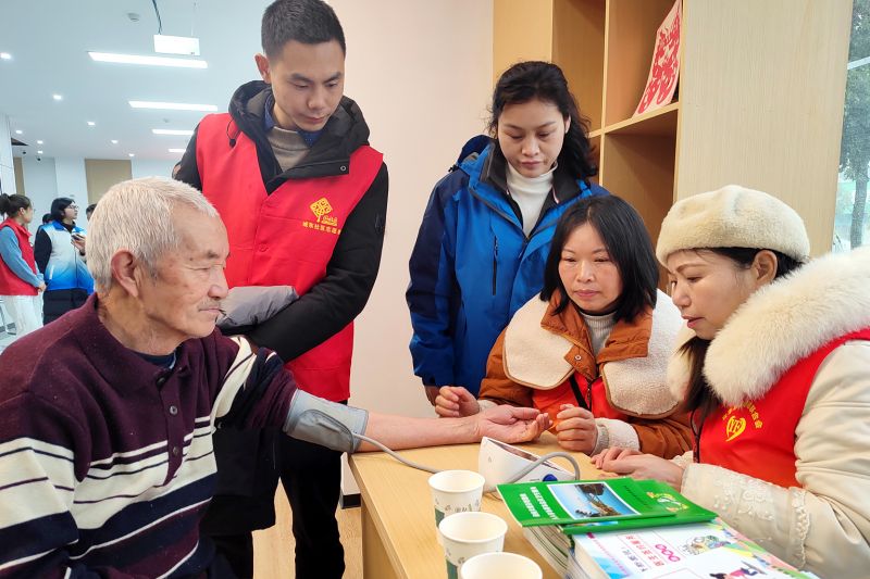 城东社区组织开展为老人义诊活动。陈芸旭 摄