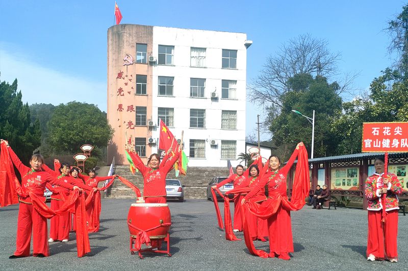 图9：宜丰县石花尖垦殖场官山林场妇女开展全民健身展演活动庆“三八”活动。徐琴摄