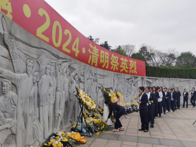 赣州银行新余分行开展清明祭扫活动 