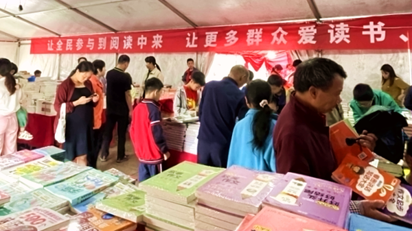 1.4月19日-28日，区教体局联合区邮政公司在吉安市人民广场举办全民读书月暨精品图书展览活动