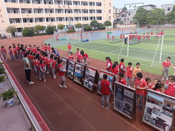 5月15日，新昌六小学生在观看博物馆文物图片展