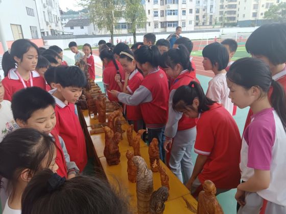 5月17日，新昌二小学生欣赏根雕、竹雕非遗精品