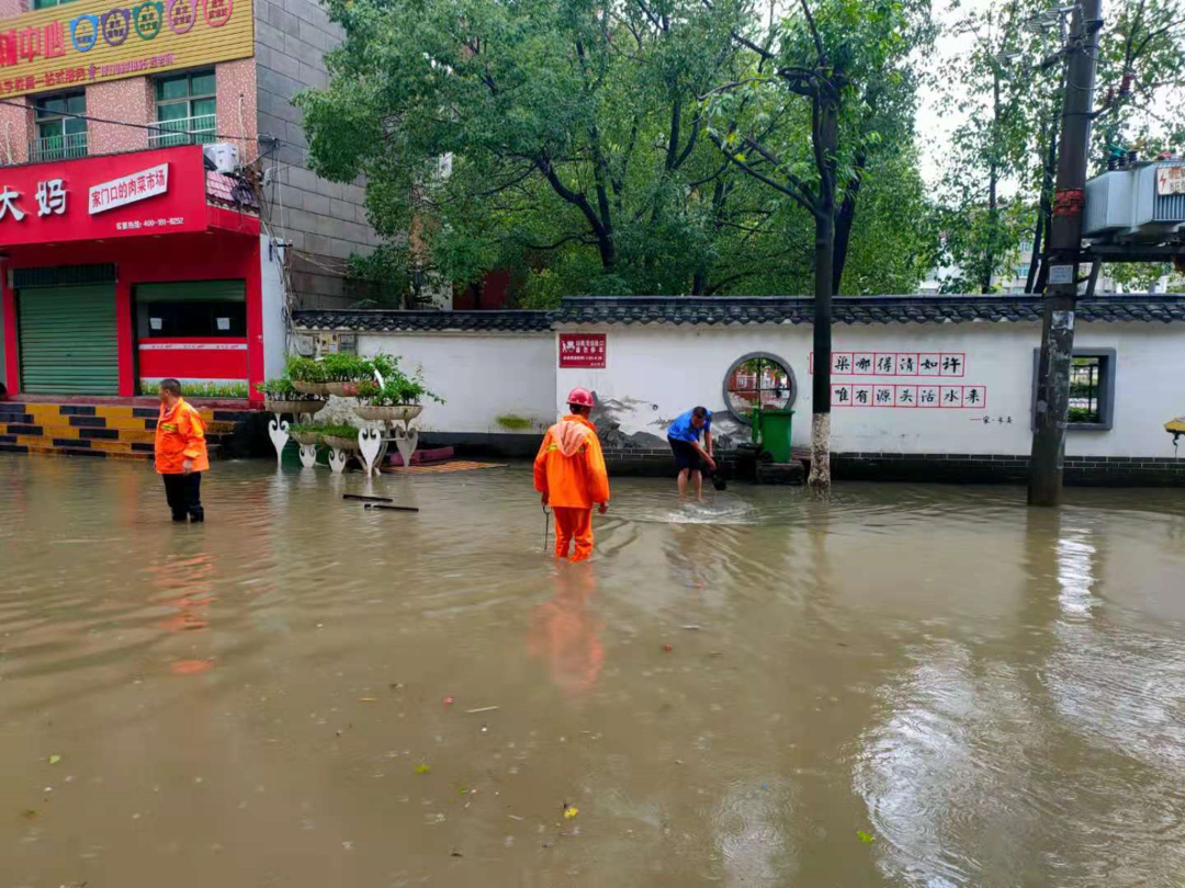 致敬暴雨中最酷"逆行者!