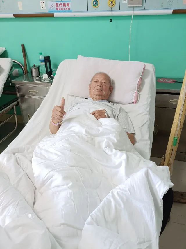 老人在医院住院的照片图片