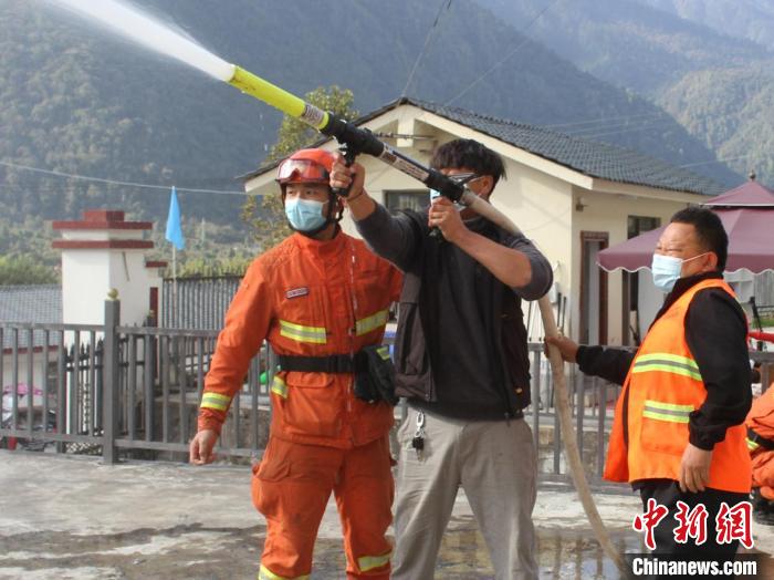 消防员指导护林员使用灭火装备。　杨永龙 　摄