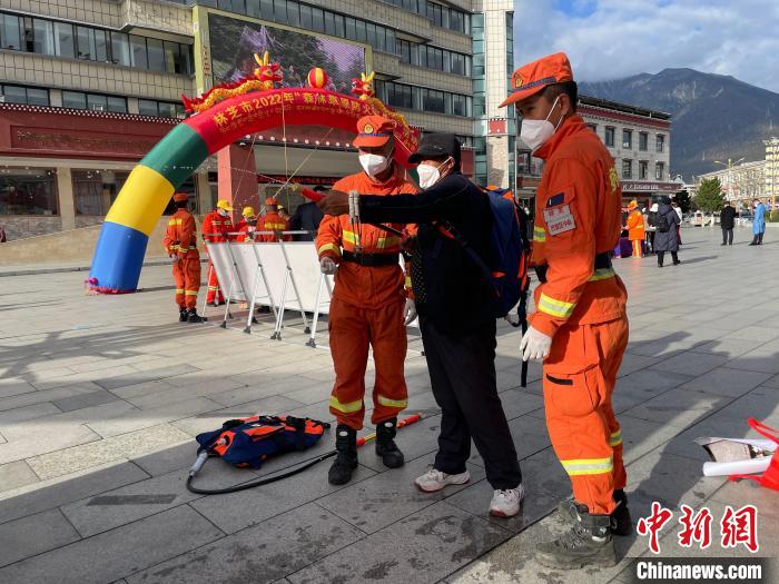 消防队员正在教授装备使用方法。　袁永斌 摄