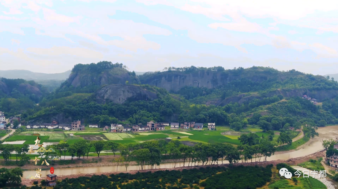 九寨十八岩位于宁都县赖村镇莲子村东面,青溪河畔,丹霞地貌蜿蜒5公里