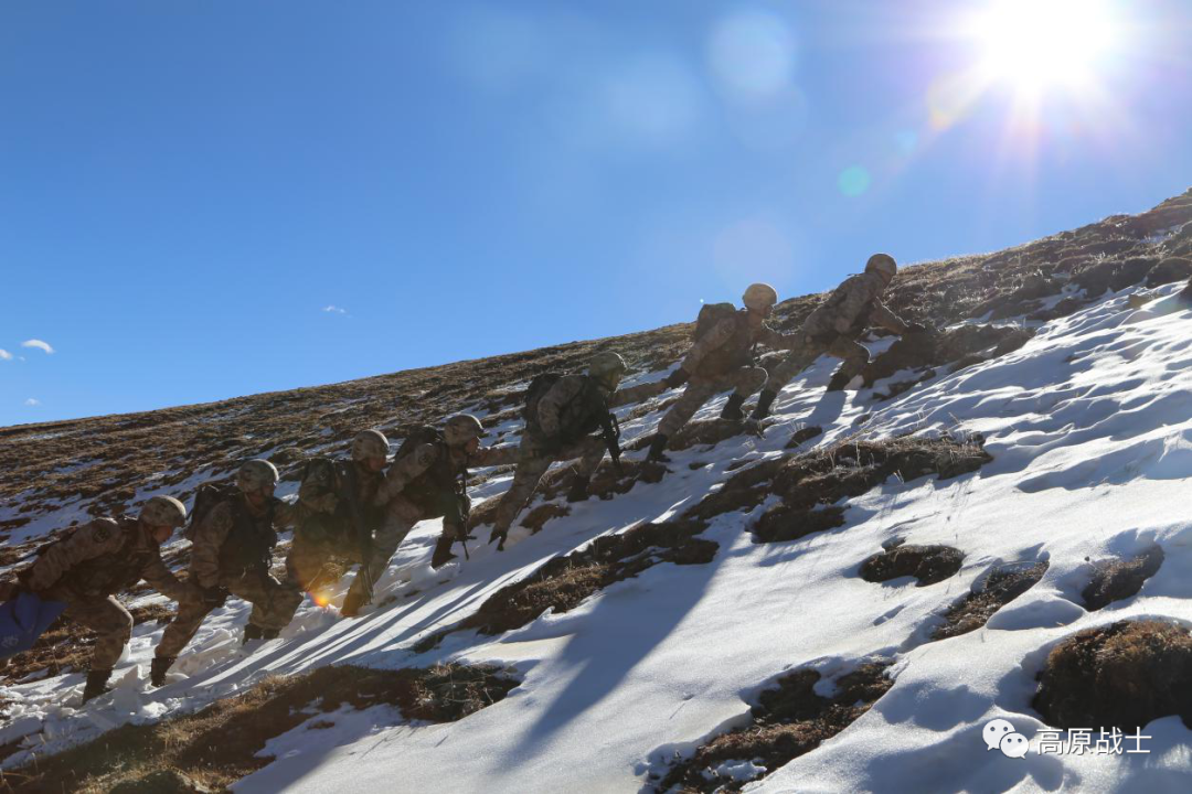 還有許多戰士跟他們一樣 在冰天雪地中 執行任務,放哨站崗 踏雪巡線