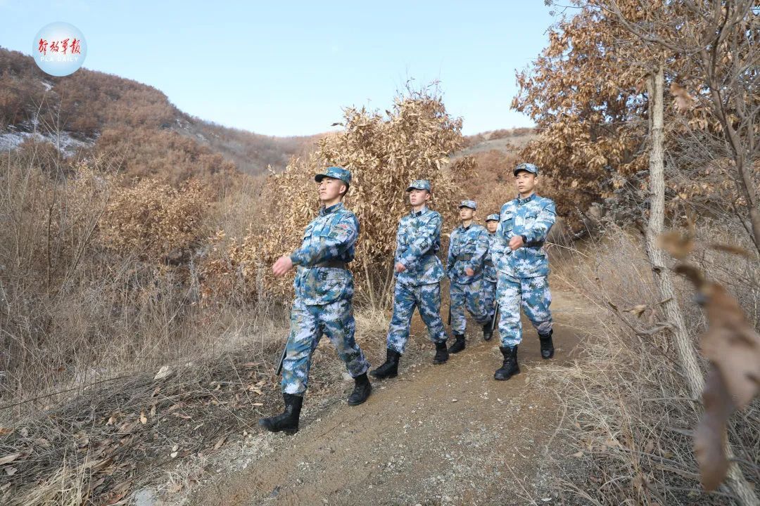 春節前,北部戰區海軍航空兵某場站維護中隊官兵在巡山巡邏.