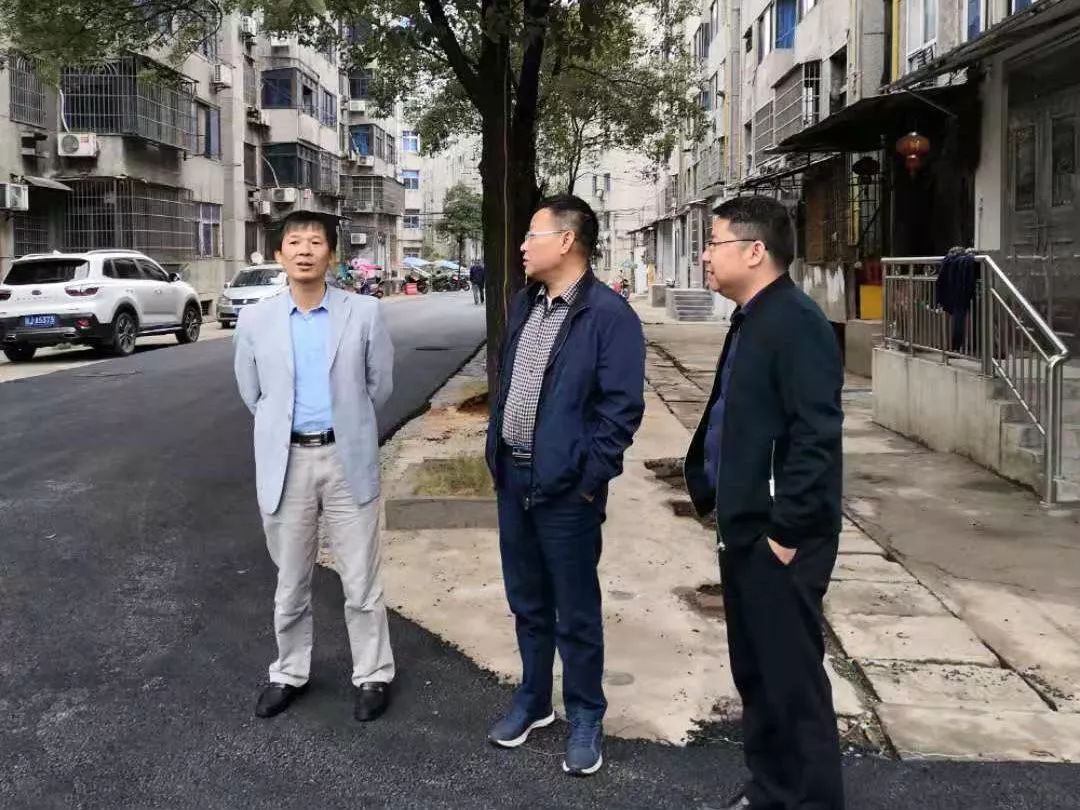 常委会副主任龙新萍在湘东区督导文明创建工作,区人大副主任张培清,区