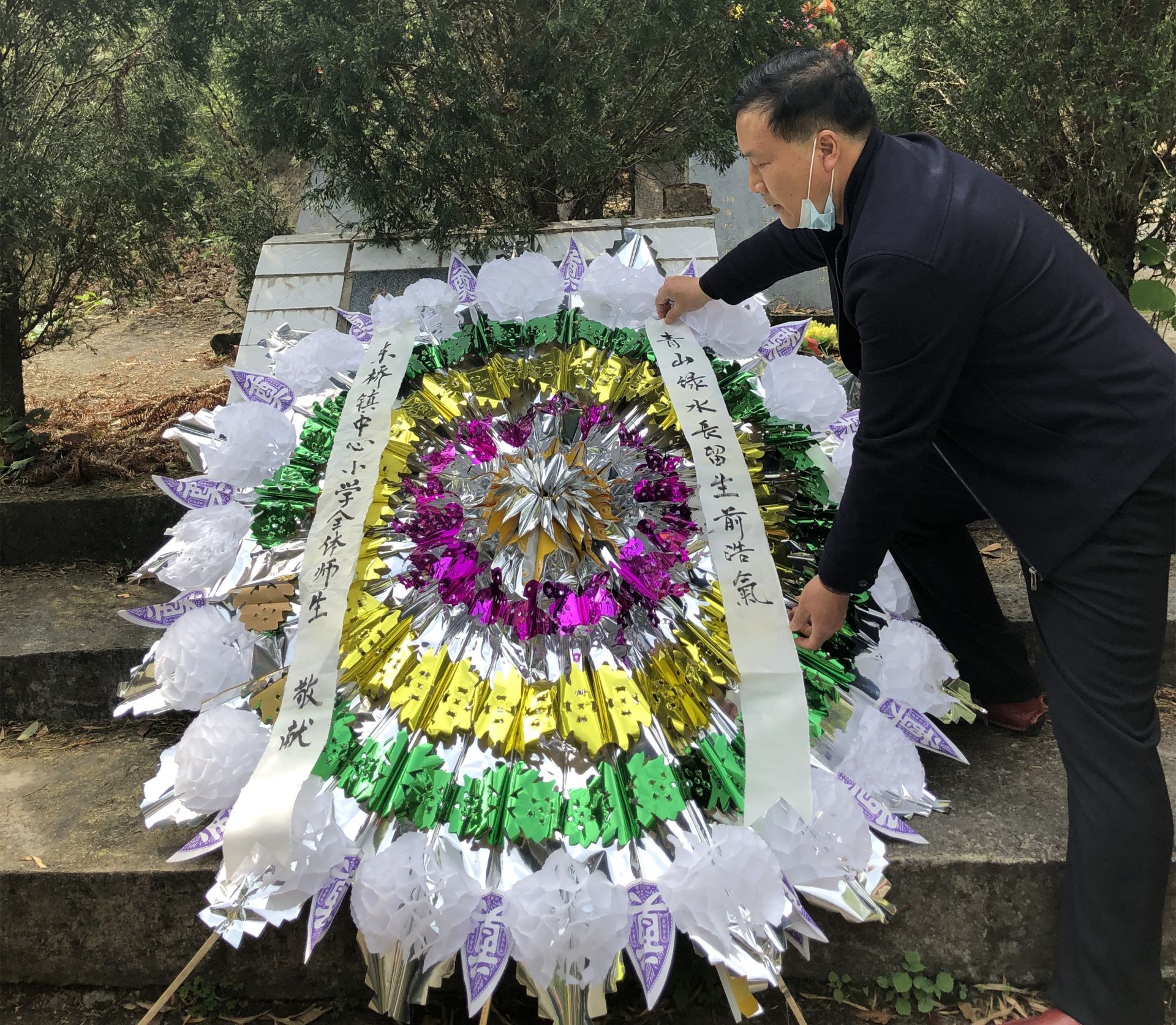 祭奠革命先烈赓续红色精神东桥镇中心小学举行清明节悼念先烈祭扫活动