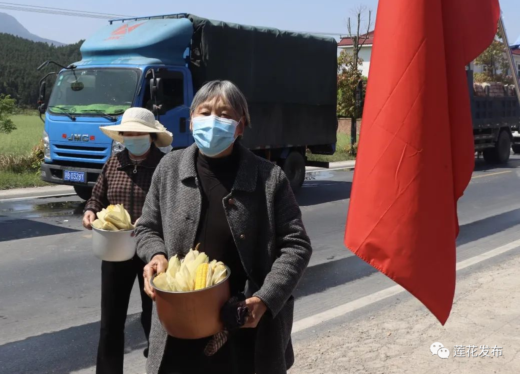 村民罗桂秀告诉记者,看到工作人员值班辛苦,她既感动又心疼,便萌生