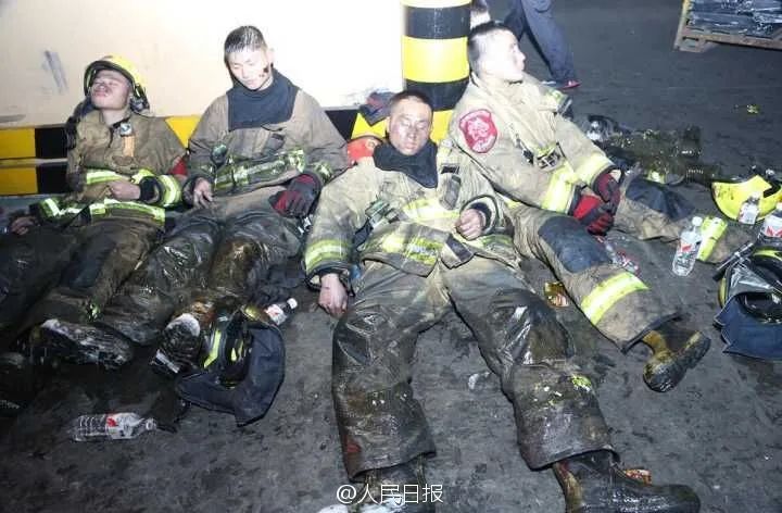 消防员牺牲遗体图片