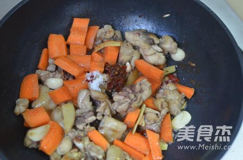胡萝卜鸡腿肉的步骤 胡萝卜鸡腿肉的步骤