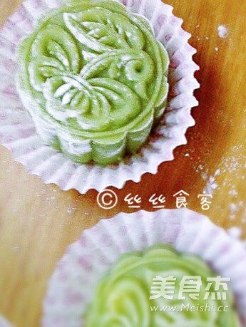 抹茶冰皮豆沙月饼成品图
