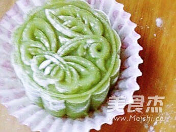 抹茶冰皮豆沙月饼成品图