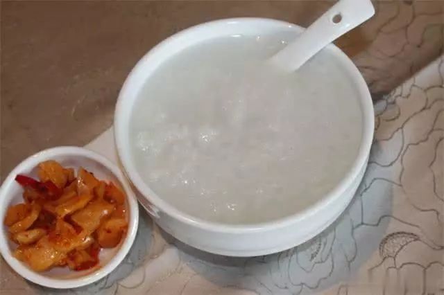 1、白粥白粥看似清淡无糖，但实际上它却是升糖指数较高的食物之一，尤其
