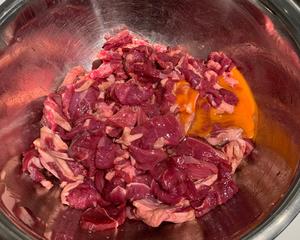 圆葱香菜炒羊肉的做法 步骤3
