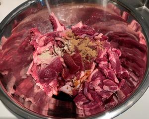 圆葱香菜炒羊肉的做法 步骤2