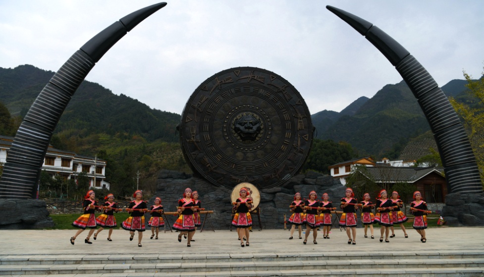 村民在遥望千年广场表演拍打舞