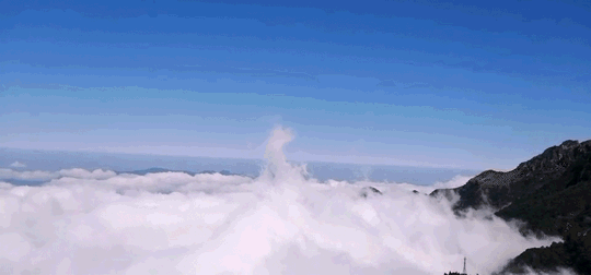 翻滚的云海动图图片