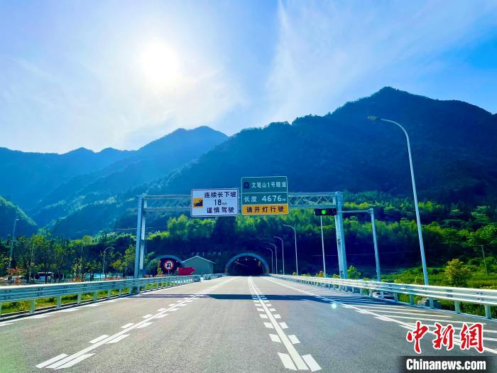 图为莆炎高速公路文笔山1号隧道a道 福建省交通运输厅 供图