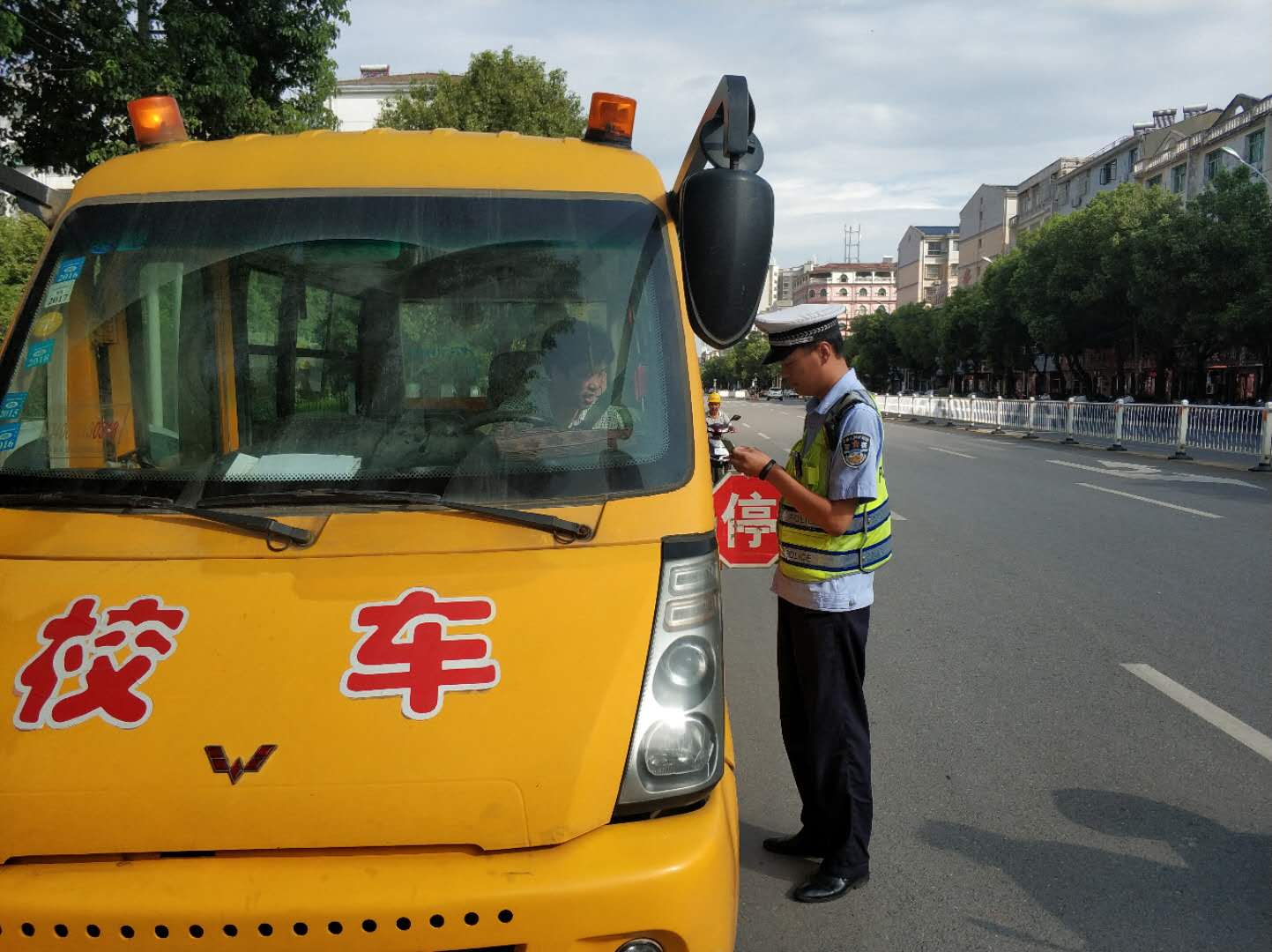 消除校车交通安全隐患,预防和减少涉校车道路交通事故的发生