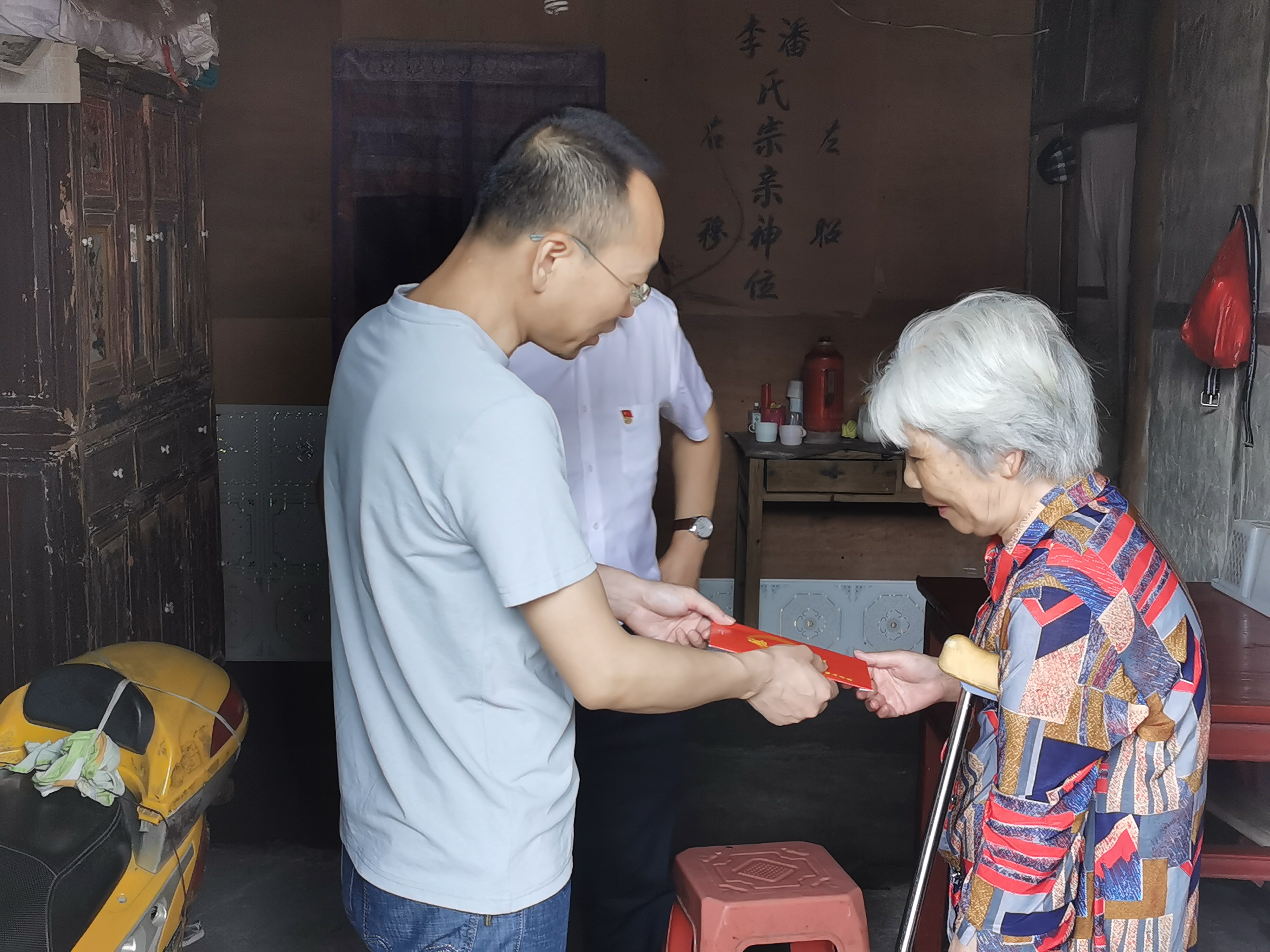 县委组织部副部长俞昕在永平走访困难老党员