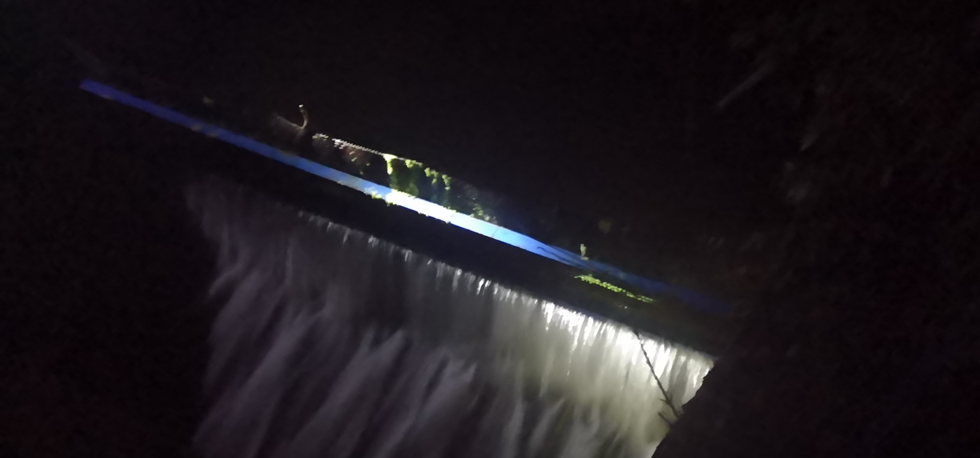 湖坊镇水库放闸安全渡汛