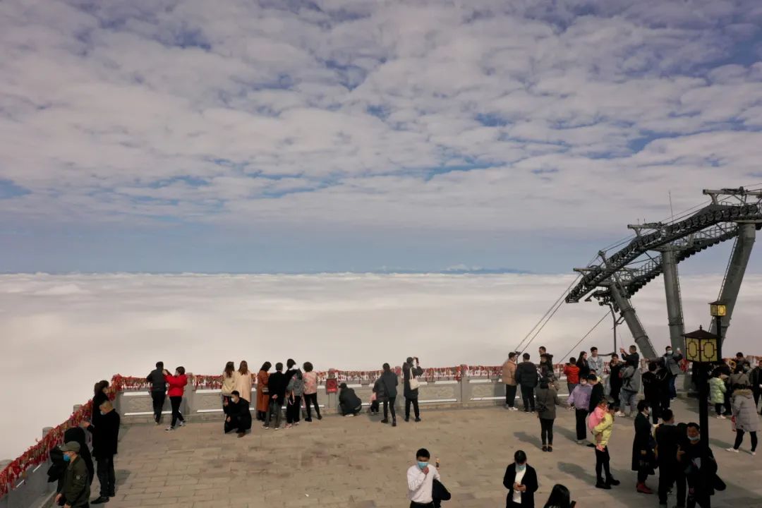 鉛山葛仙山雲海奔湧吸引遊客紛紛登頂觀賞