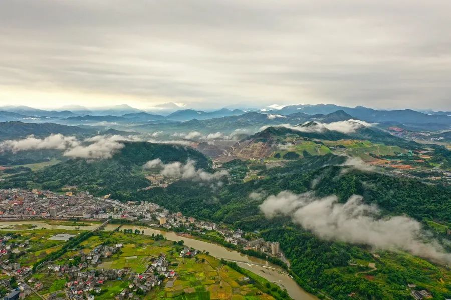 航拍铅山烟雨鹅湖山下风景迷人