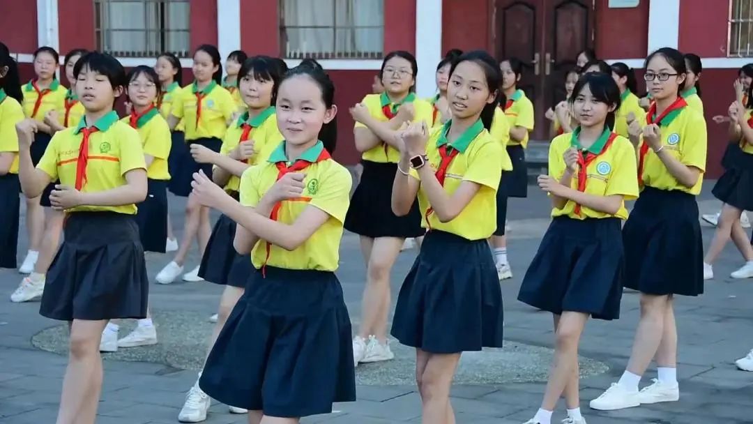 舞动青春旋律 明德小学千名师生齐跳《本草纲目》