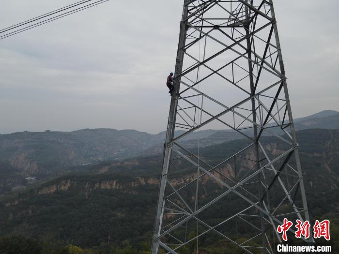 近日，国网山西省电力公司开展秋季检修，消除安全隐患，保障大电网安全稳定运行。　郝晨 摄