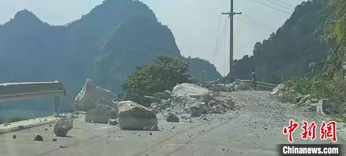 图为地震造成山区道路受损。　东兰宣传部供图