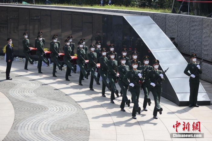 9月17日，第九批在韩中国人民志愿军烈士遗骸安葬仪式在沈阳抗美援朝烈士陵园举行。图为礼兵护送志愿军烈士遗骸棺椁进入安葬地宫。 中新社记者 于海洋 摄