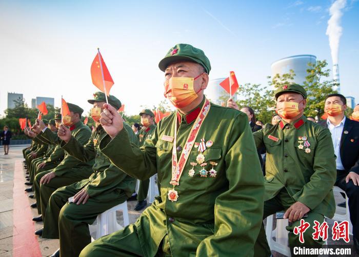 老兵亲临纪念大会。 张文军 摄 老兵亲临纪念大会。 张文军 摄