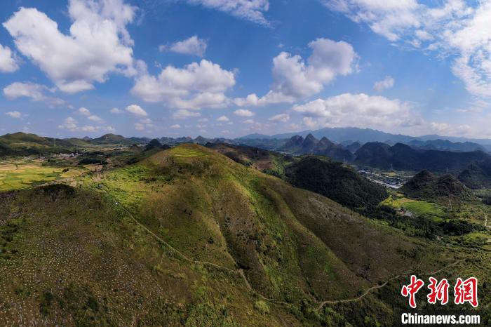 西京古道在南岭山地蜿蜒起伏。　陈骥旻 摄