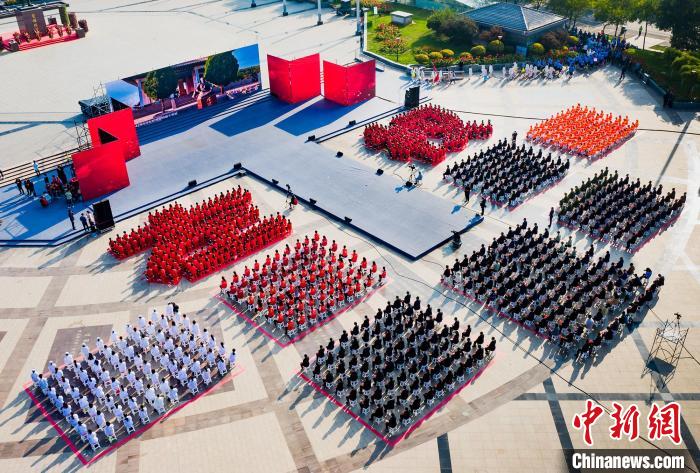本次大会分为《天翻地覆慨而慷》《太行浩气传千古》《敢教日月换新天》《而今迈步从头越》四个篇章。 张文军 摄 本次大会分为《天翻地覆慨而慷》《太行浩气传千古》《敢教日月换新天》《而今迈步从头越》四个篇章。 张文军 摄