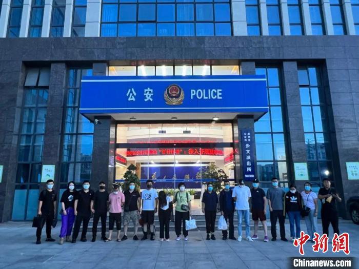 图为警方抓获犯罪嫌疑人。　东胜区公安分局供图