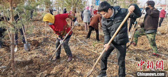 汤振威和村民一同植树。　受访者 供图