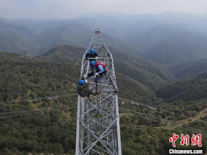 近日，国网山西省电力公司开展秋季检修，消除安全隐患，保障大电网安全稳定运行。　郝晨 摄