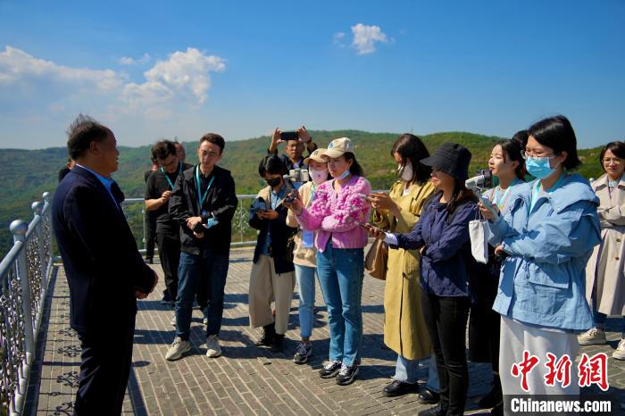 “美丽中国 网络媒体生态行”山西篇网络主题活动采访团记者正在采访张俊平。　马梦迪 摄