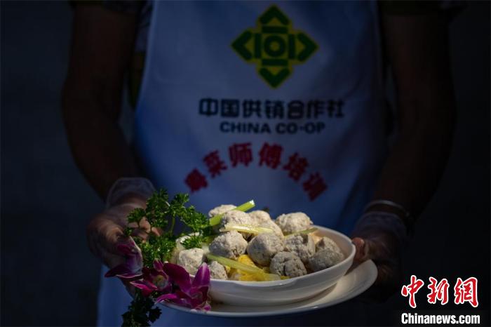 村民在活动中完成的手打鱼丸煲 石建华 摄 村民在活动中完成的手打鱼丸煲 石建华 摄