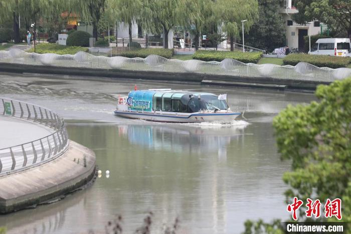 伴随着苏州河旅游水上航线的开通，第33届上海旅游节也同步拉开序幕 张亨伟 摄