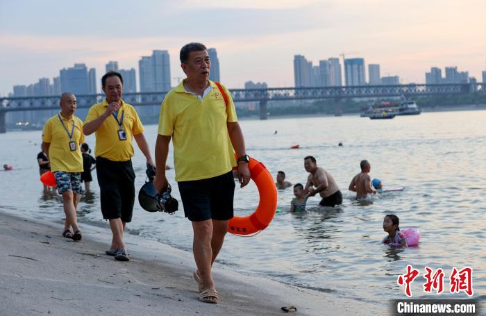 图为近日张建民和志愿者们在武汉市汉口江滩巡逻。　张畅 摄