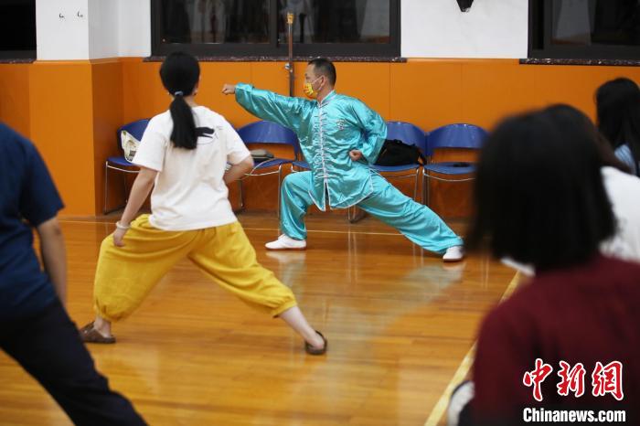 武术教练许斌进行教学演示。　张亨伟 摄