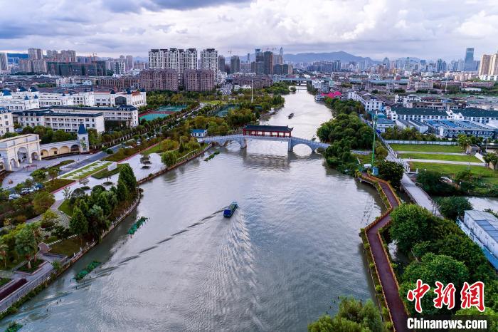 在温州城区拍摄《悠悠塘河印象》展现城市水生态 严艳影供图