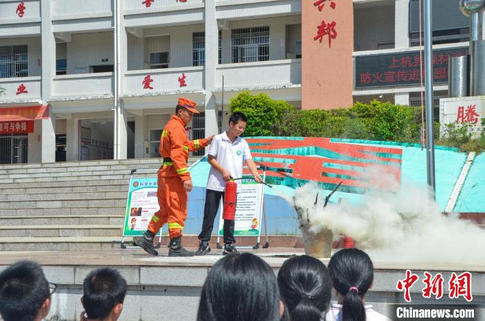 学生近距离体验灭火。　王治康 摄