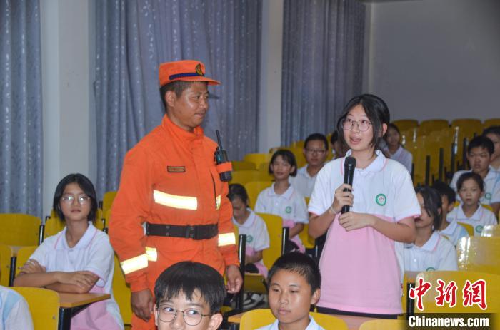 学生踊跃回答问题。　王治康 摄