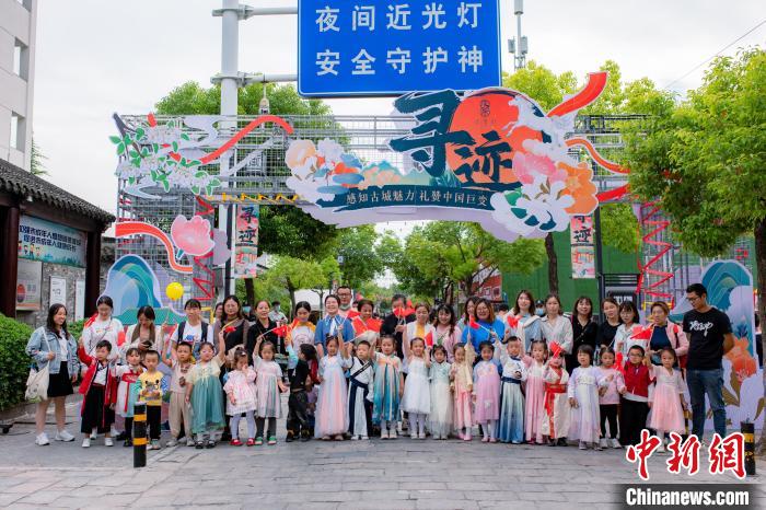 9月25日，江苏扬州“网红”古街皮市街开启“寻迹”古城一日游。　东关街道供图